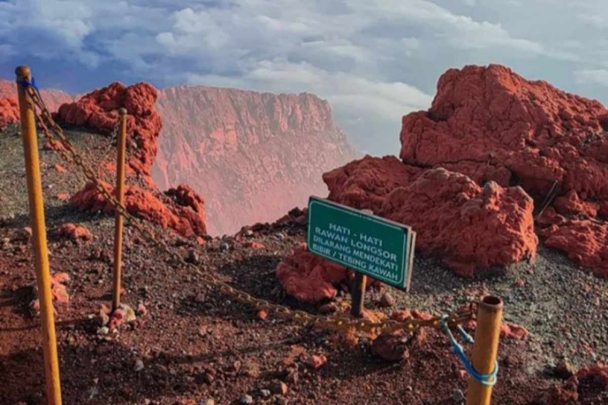 Erupsi Gunung Kerinci berdampak retaknya bibir kawah