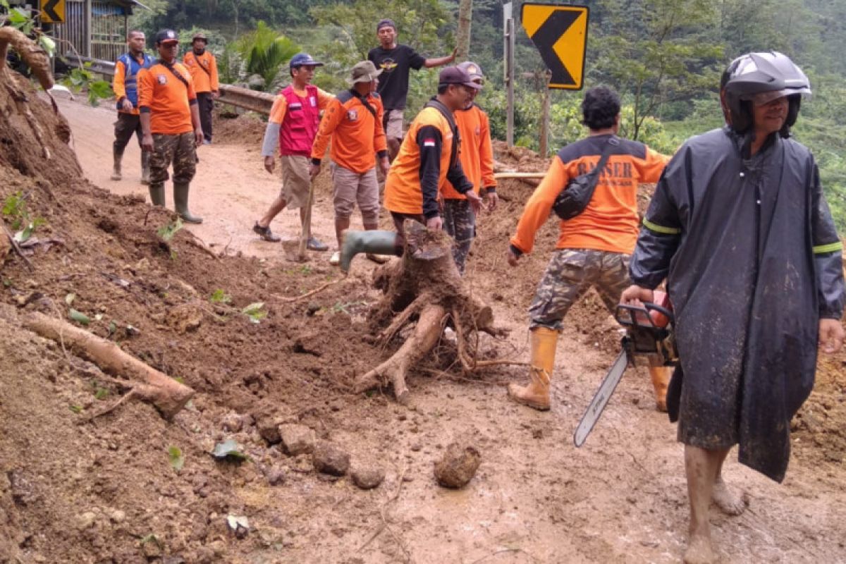 Longsor di Kudus, satu desa sempat terisolasi