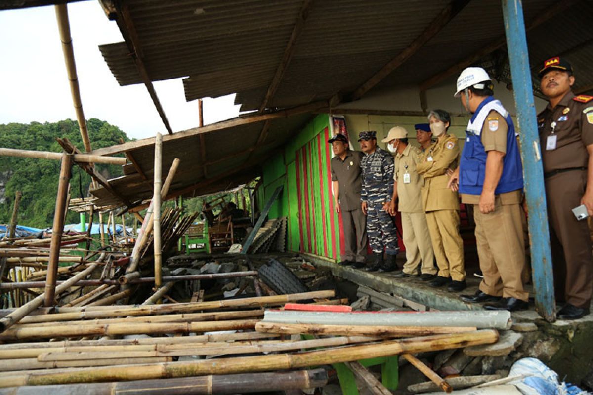 Bupati Cilacap akui perlu penanganan serius antisipasi rob Pantai Sodong