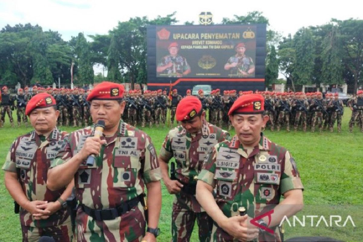 Panglima TNI dan Kapolri terima baret merah dan brevet komando dari Kopassus