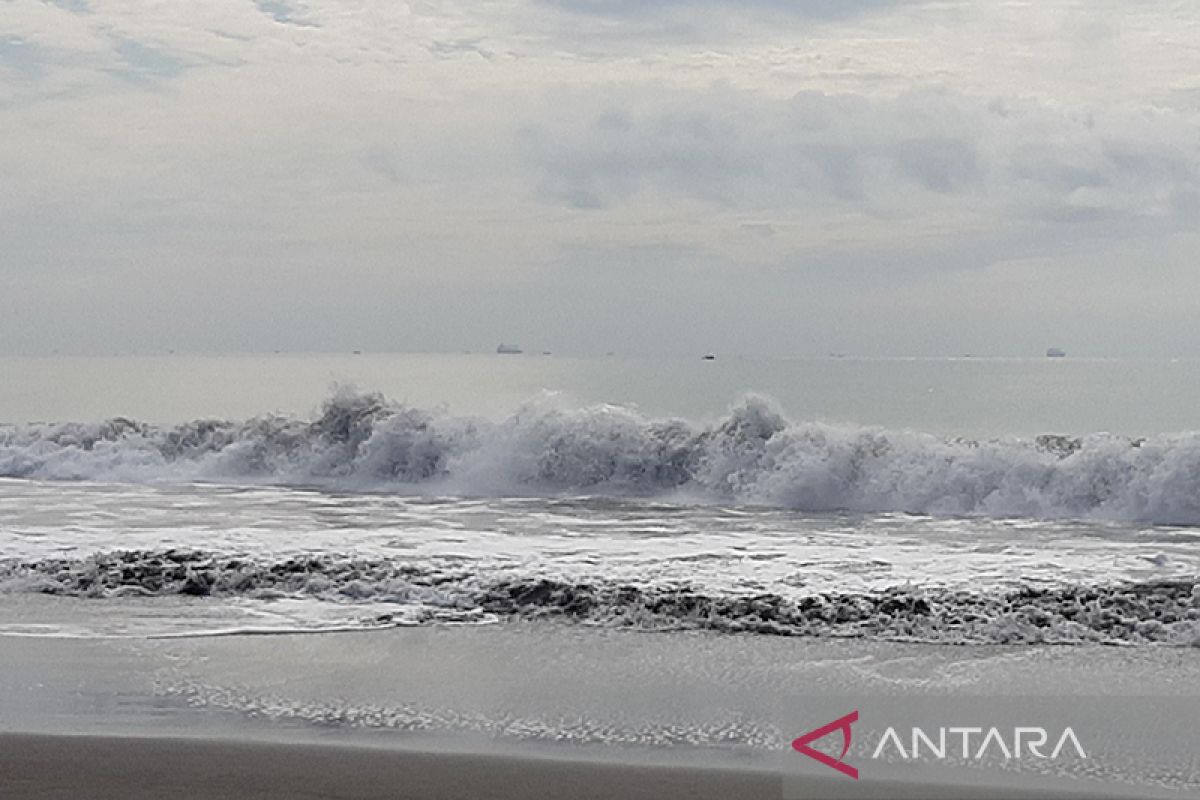 Warga pesisir diimbau waspada cuaca ekstrem masih melanda laut selatan