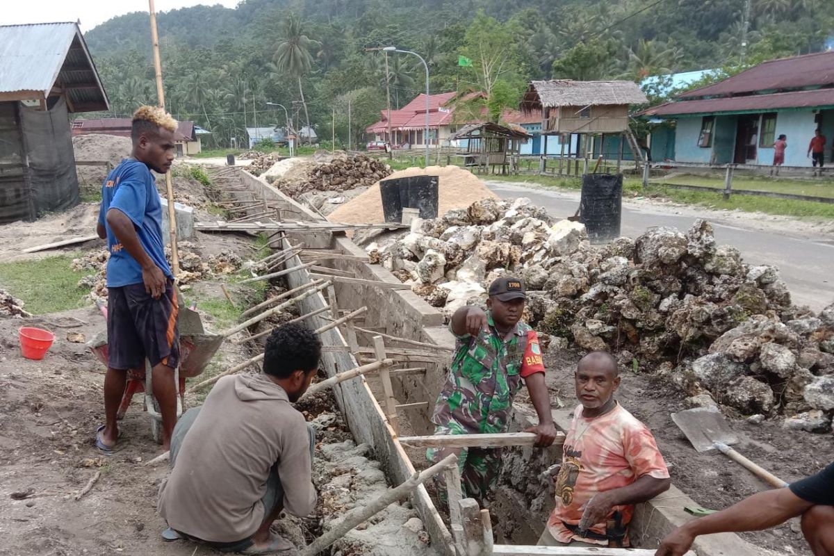 Koramil Biak Utara monitoring pembuatan parit mencegah banjir