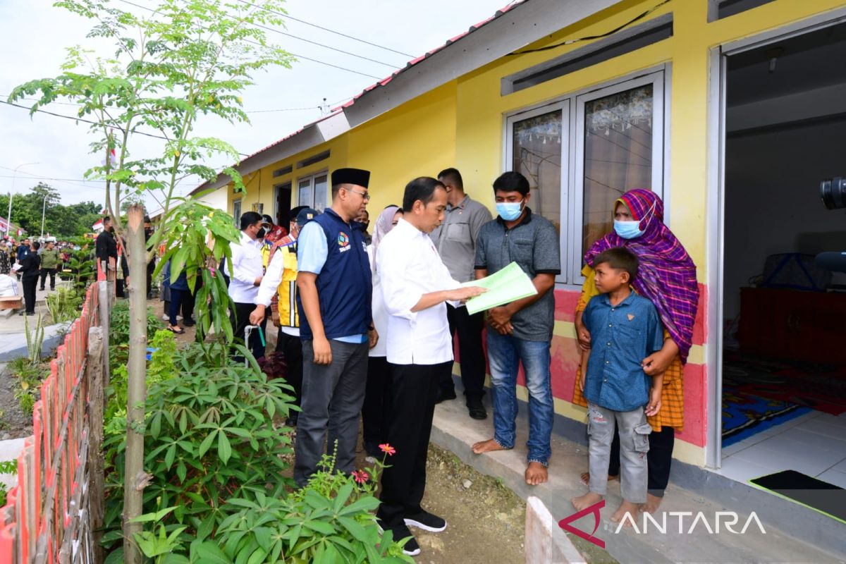 Presiden Jokowi meresmikan hunian seusai badai siklon di NTB