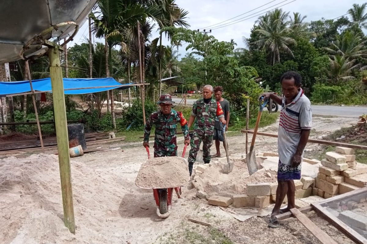 Koramil 1708-03/BB turut serta membangun rumah warga di Kampung Andey