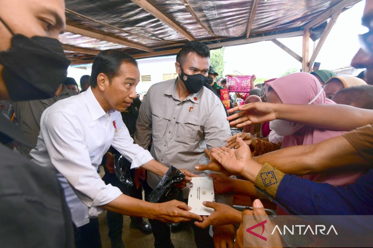 Pemprov Jokowi serahkan bansos untuk pedagang di Pasar Sila NTB