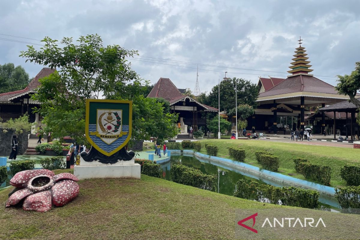 Wisatawan Banjiri TMII - ANTARA News Yogyakarta - Berita Terkini Yogyakarta