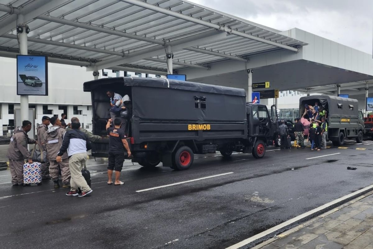 Cuaca buruk, belasan penerbangan di Bandara Akhmad Yani Semarang terganggu