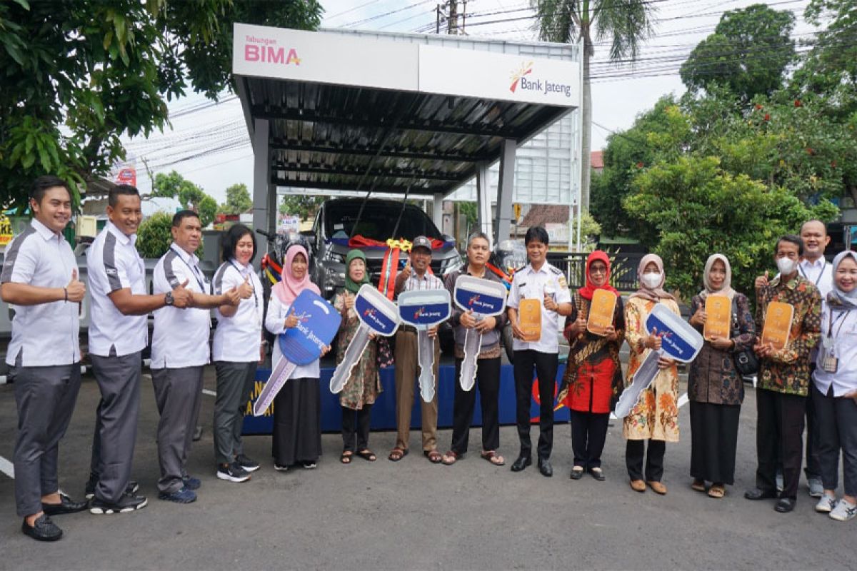 Bank Jateng Cabang Sragen serahkan hadiah undian Tabungan Bima