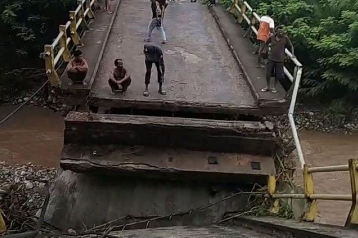 Jembatan Nunpisa di Kabupaten Kupang putus diterjang banjir