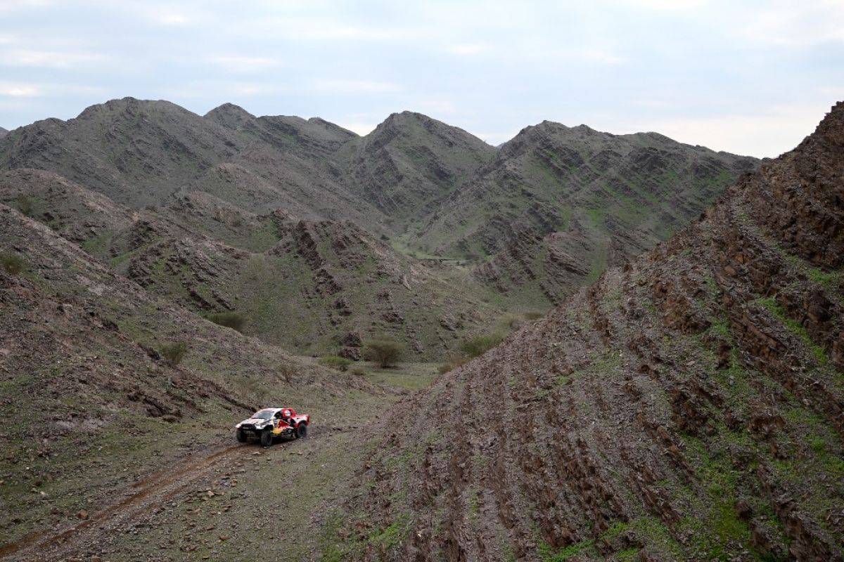 Al-Attiyah taklukkan rute berbatu etape 2 Dakar