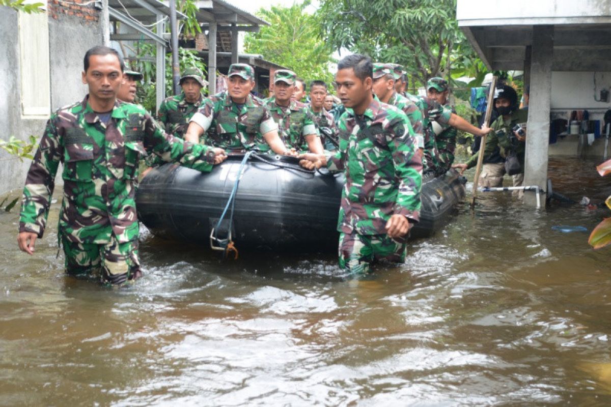 Pangdam Diponegoro cek banjir di Semarang