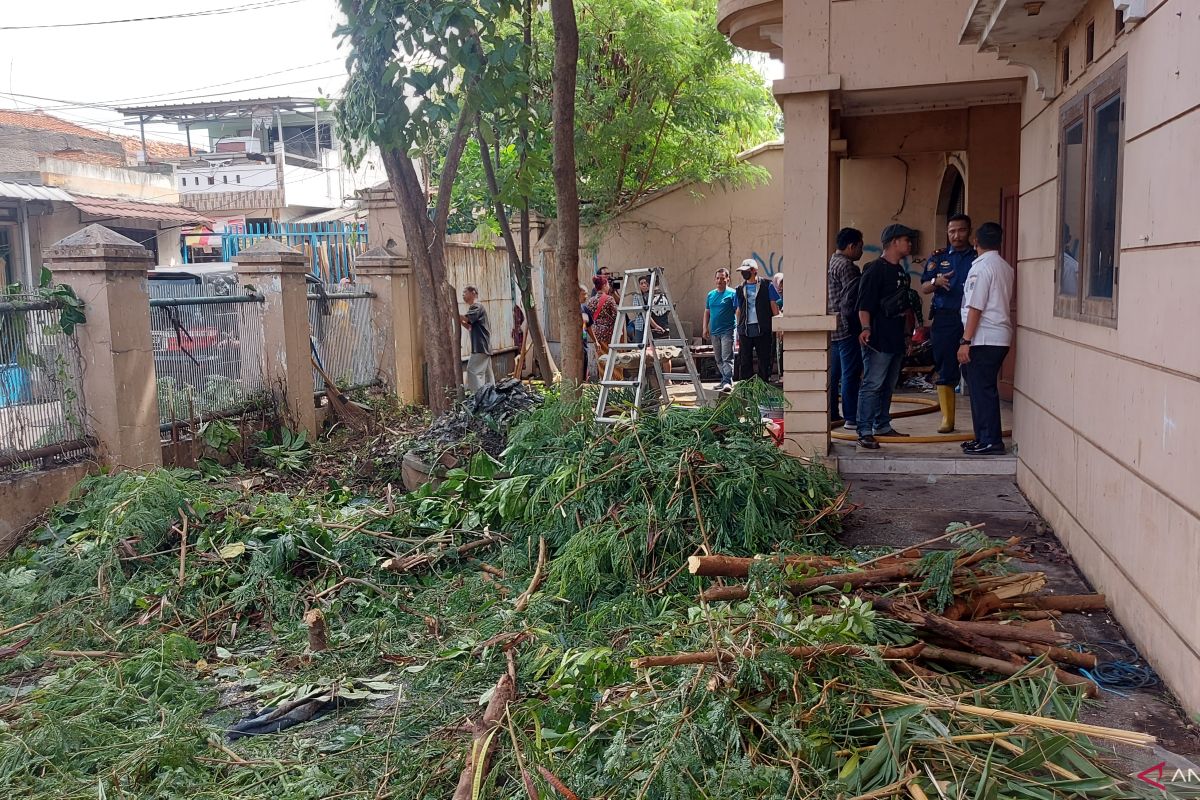 Begini kondisi Ibu Eny belasan tahun tinggal di rumah mewah tanpa listrik