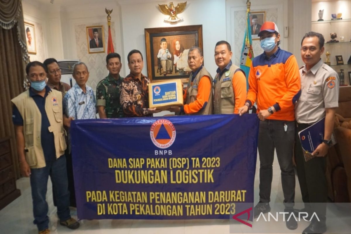 BNPB serahkan bantuan dana logistik banjir Pekalongan