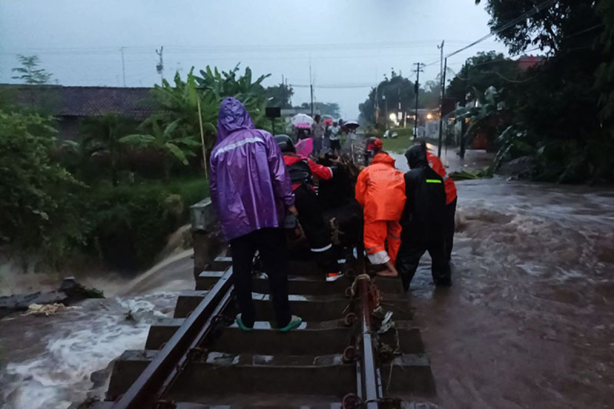 Longsor di petak Prupuk-Slawi hambat perjalanan kereta