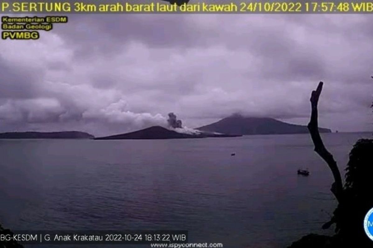 Gunung Anak Krakatau erupsi, lontarkan abu setinggi 100 meter ke arah timur