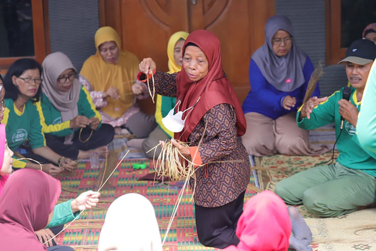 Kilang Cilacap inisiasi pelatihan pembuatan kerajinan piring dari lidi