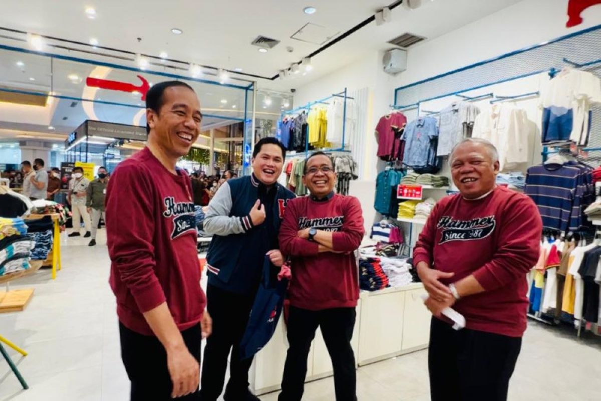 Semalam Presiden Jokowi belanja produk lokal di sebuah mal di Pekanbaru