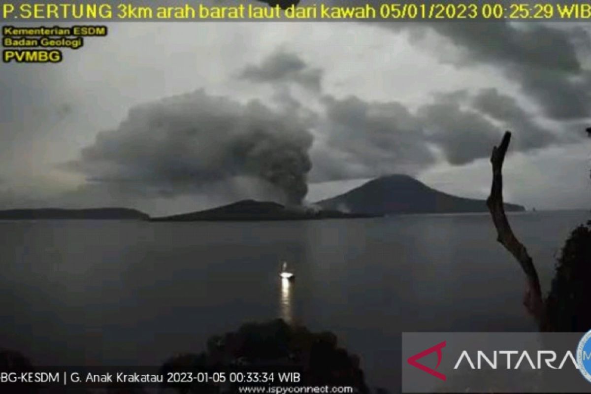 Gunung Anak Krakatau menyemburkan abu setinggi 750 meter