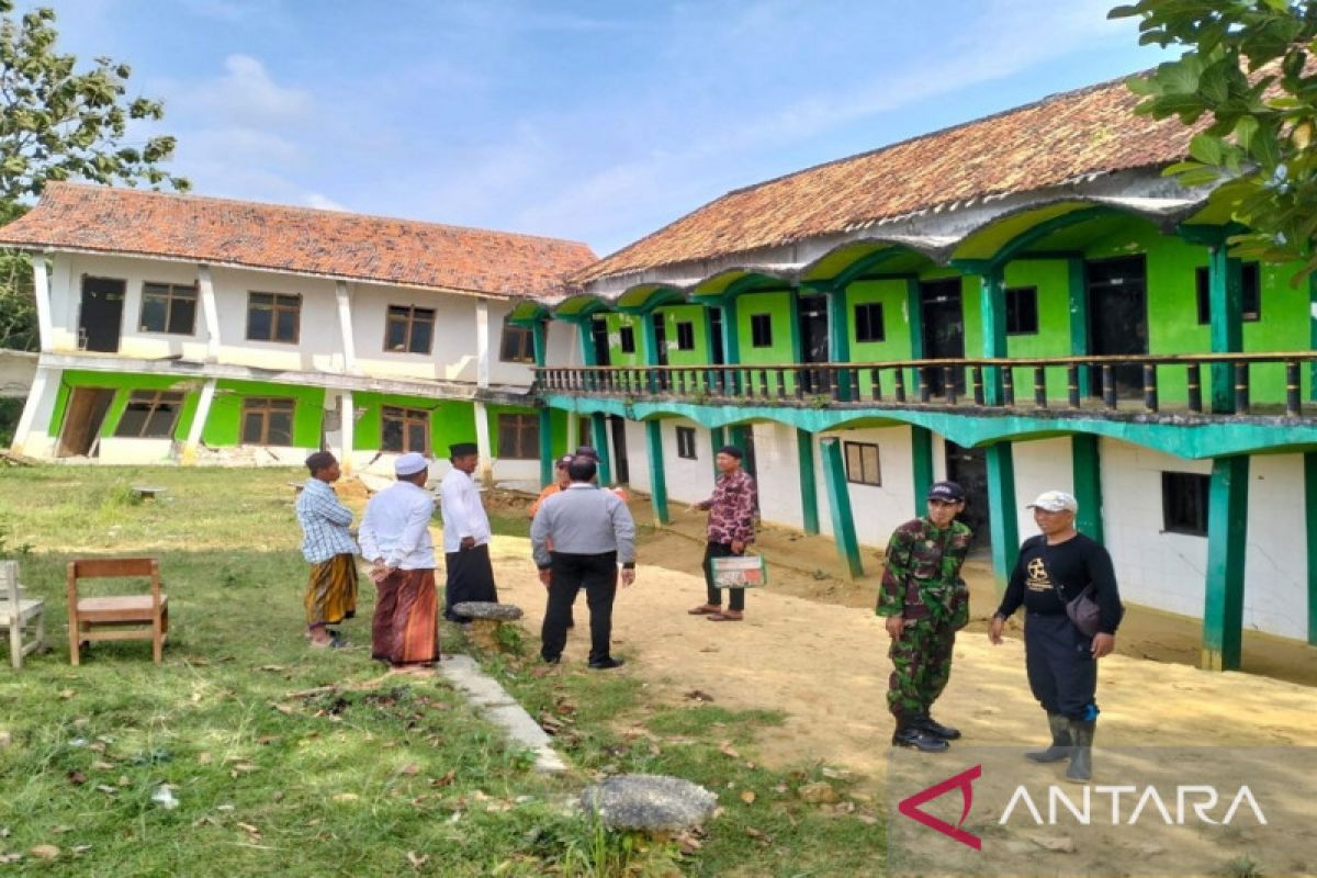 Gedung sekolah nyaris roboh gegara tanah ambles