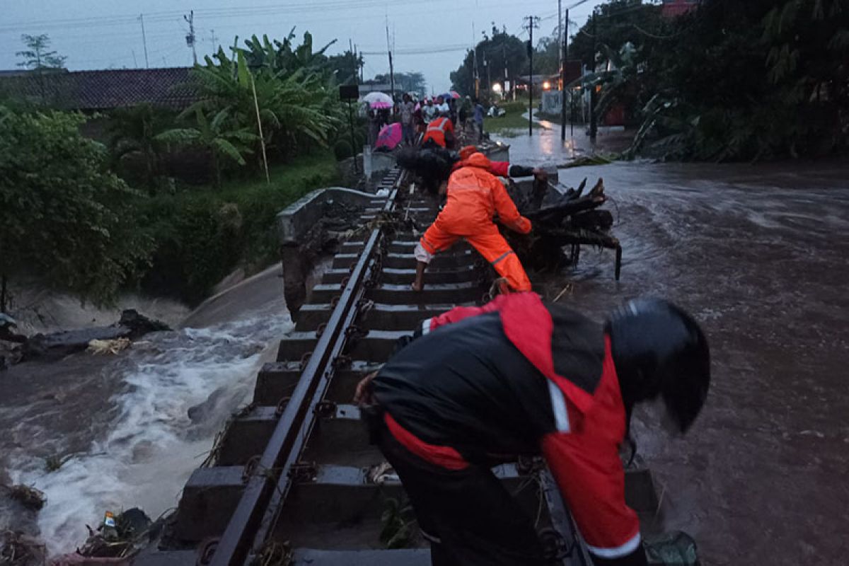 Kereta dapat melewati Prupuk-Slawi dengan kecepatan normal