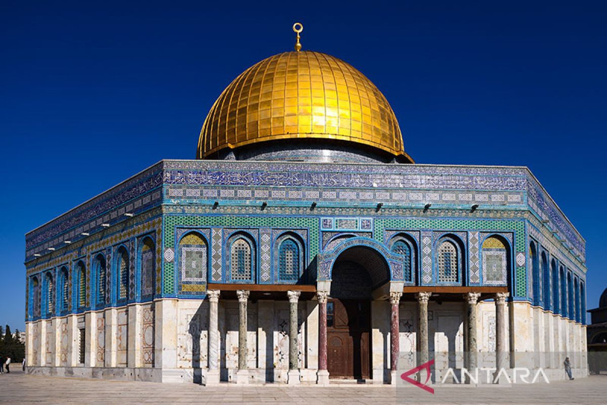 Menteri Inggris melaksanakan salat di Masjid Al-Aqsa