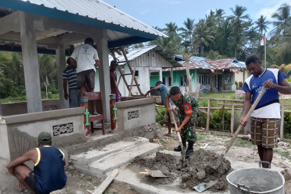 Koramil Biak Utara bantu warga buat menara lonceng gereja