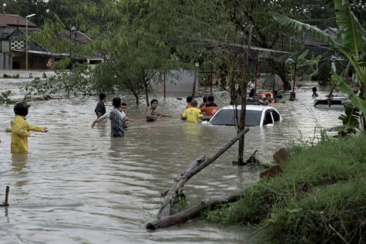 Banjir rendam puluhan rumah di Perumahan Dinar Mas Semarang