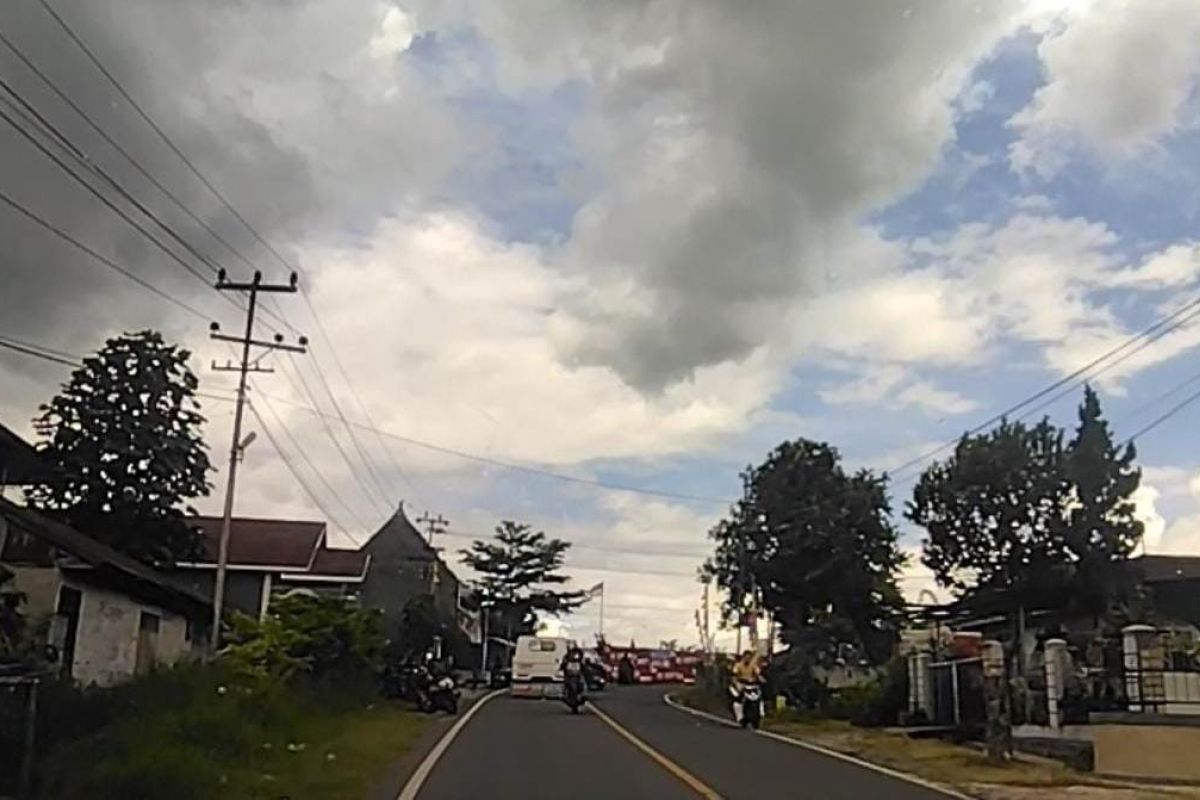 BMKG ingatkan warga pesisir Manggarai waspada banjir rob