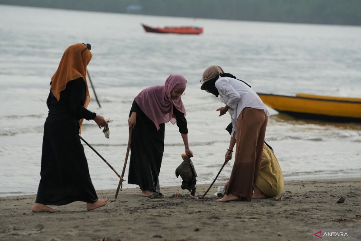 AKSI MAHASISWA PUNGUT SAMPAH DILOKASI WISATA