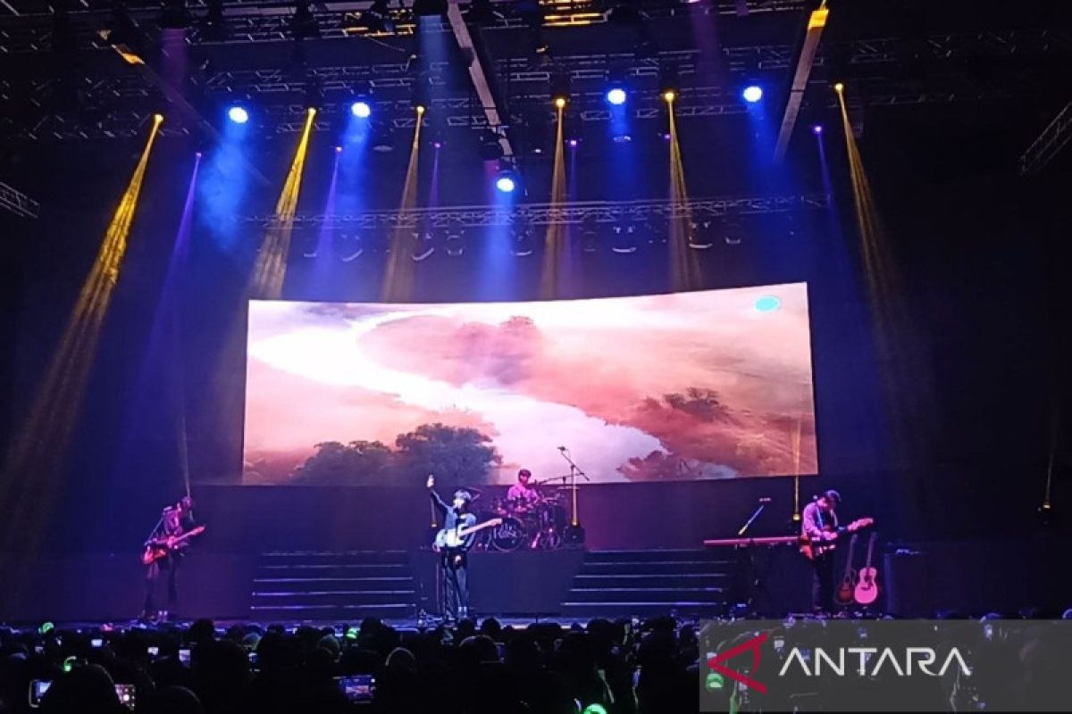 The Rose sukses ajak penggemar "healing" di konser