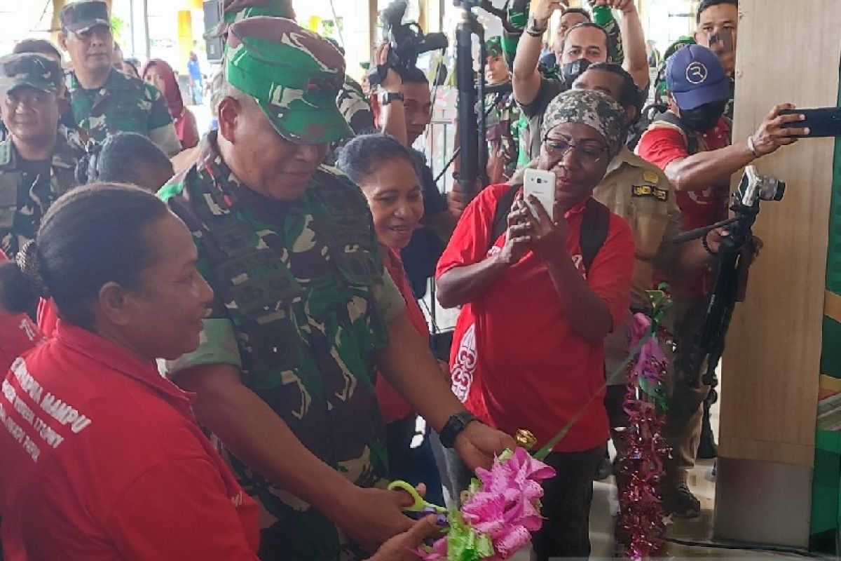 Pangdam Cenderawasih resmikan gerai "Bang Pace" Bandara Sentani