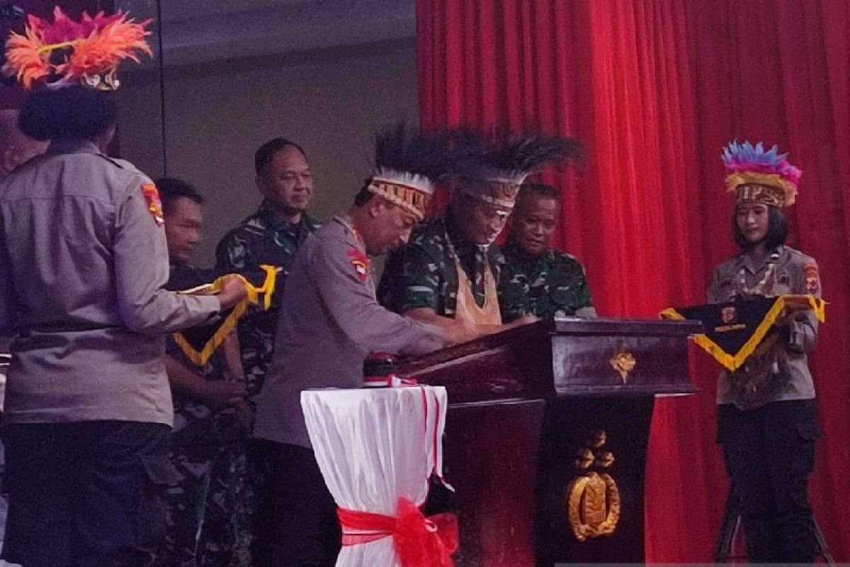 Panglima TNI dampingi Kapolri meresmikan Mako Polda Papua di Jayapura