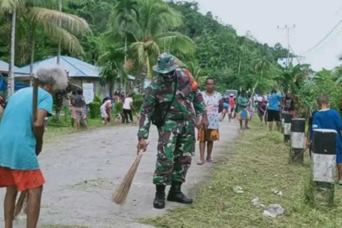 Koramil Supiori Selatan bersama warga kerja bakti bersihkan bahu jalan