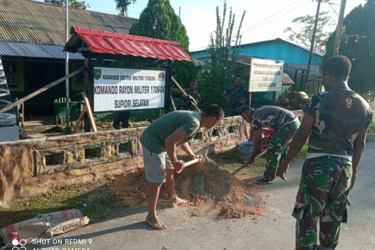 Koramil Supiori Selatan lakukan pembenahan pada lingkungan kantor