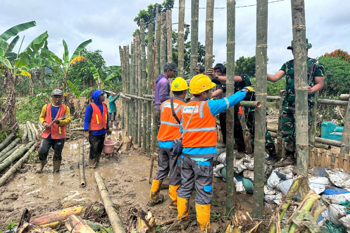 Banjir Semarang, PLN pakai sisa pembakaran batubara PLTU bangun tanggul