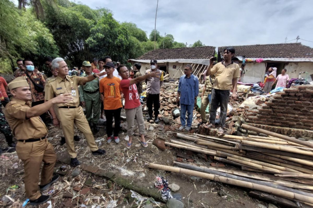 Ganjar : Pemprov Jateng siap bantu perbaikan rumah korban banjir Brebes