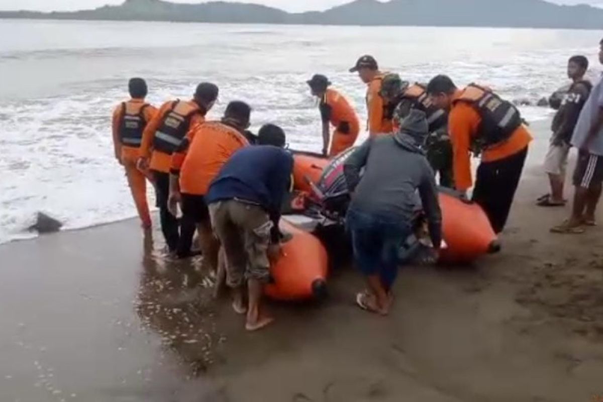 Tim SAR gabungan cari seorang anak terseret ombak di Pantai Buko