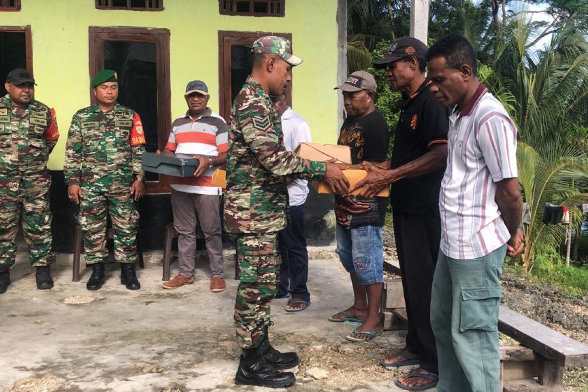 Posramil Biak Timur beri bantuan sepatu PDL bagi linmas