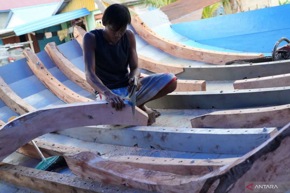 PEMBUATAN KAPAL IKAN TERHAMBAT BAHAN BAKU