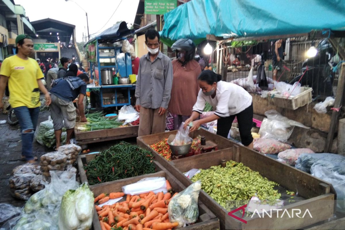 Pedagang sayur Pasar Bitingan direlokasi