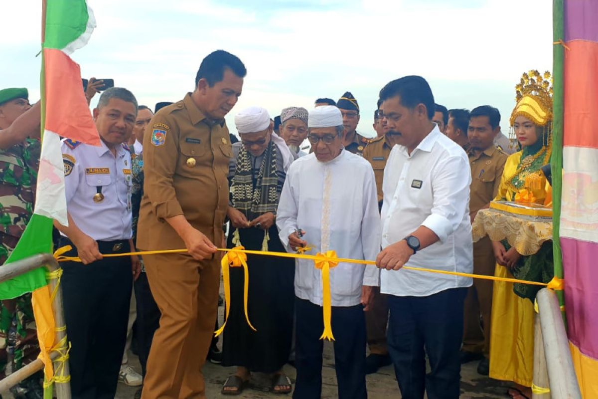 Gubernur Ansar resmikan Dermaga Apung Sedanau