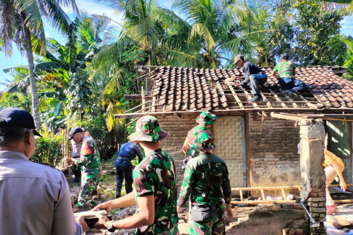 BPBD Lombok Tengah dan sejumlah pihak merenovasi rumah warga lansia