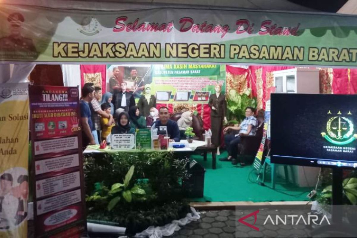 Kejari Pasbar buka stan dan berikan layanan hukum gratis di Pasaman Barat expo