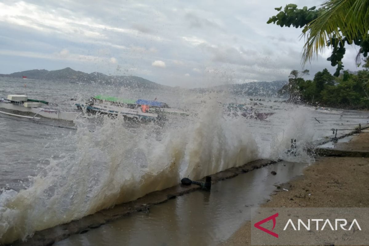 Masyarakat pesisir diimbau waspadai gelombang hingga empat meter