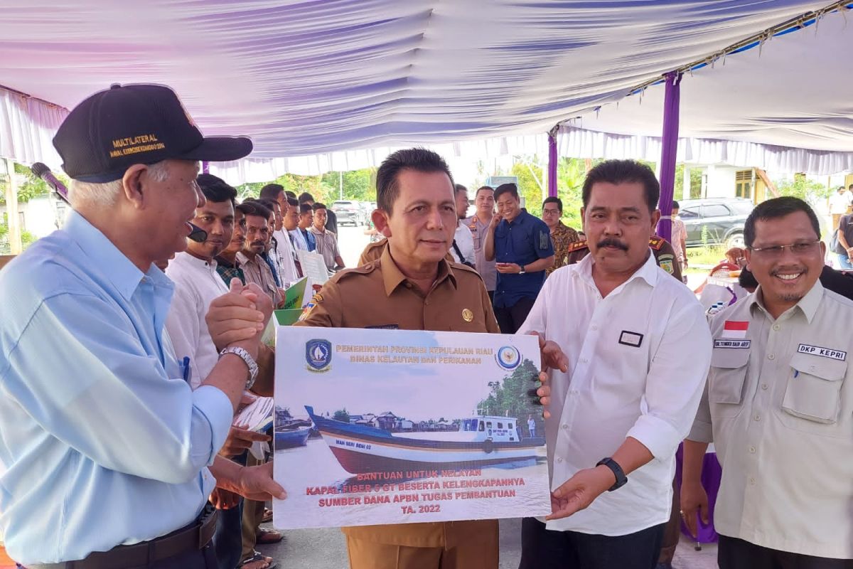 Pemprov Kepri berikan bantuan alat tangkap bagi nelayan di Natuna