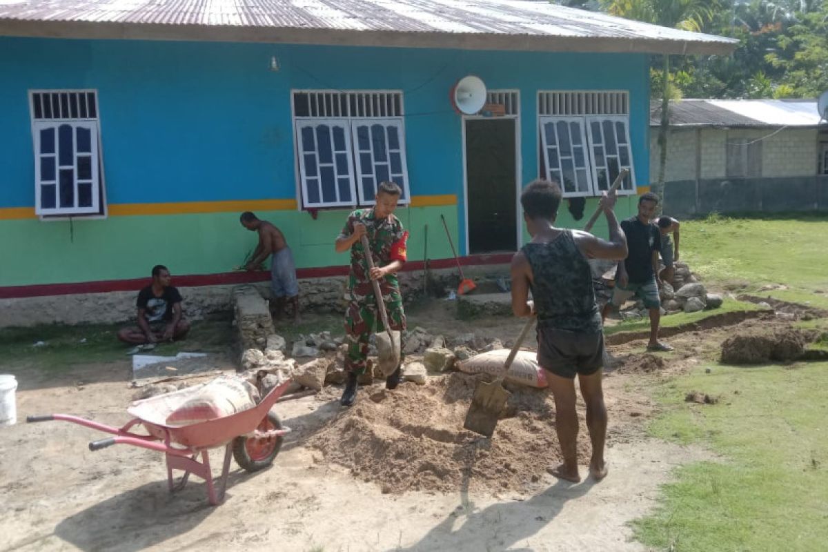 Koramil Biak Utara bantu buat pondasi rumah warga