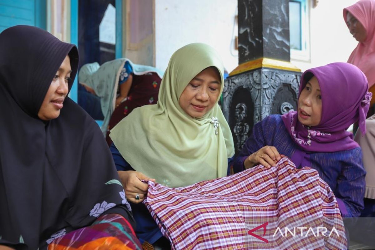 Dekranasda minta penenun NTB tak ketinggalan ikuti tren fesyen