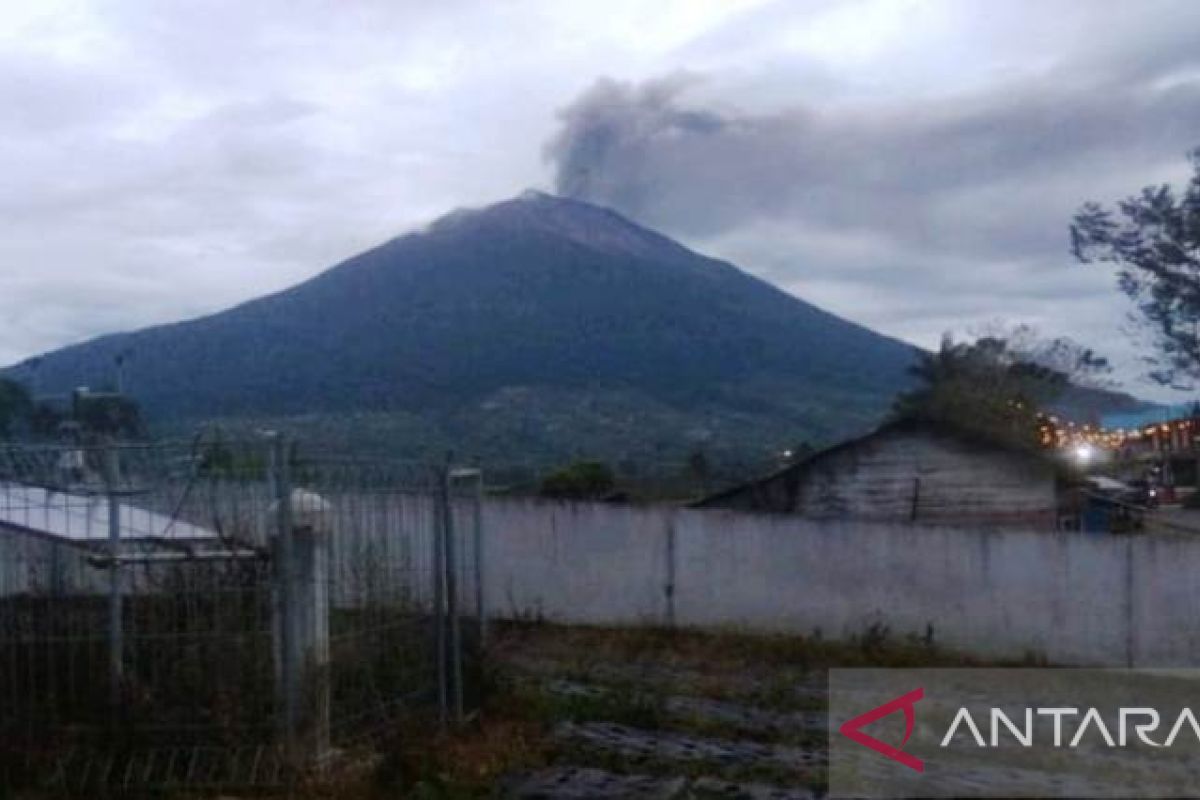 Masyarakat Pelompek hingga Kubang Gajah diminta waspadai abu vulkanis