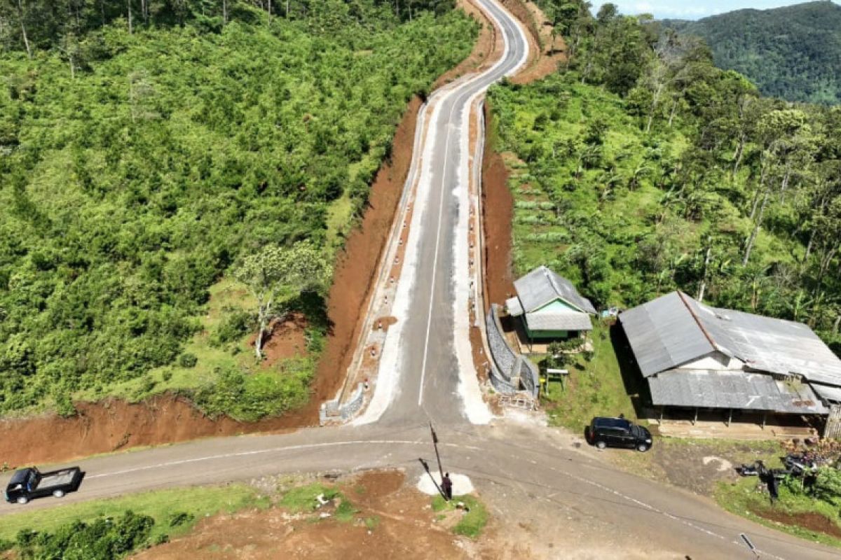 Jalan Salem-Banjarharjo selesai diperbaiki