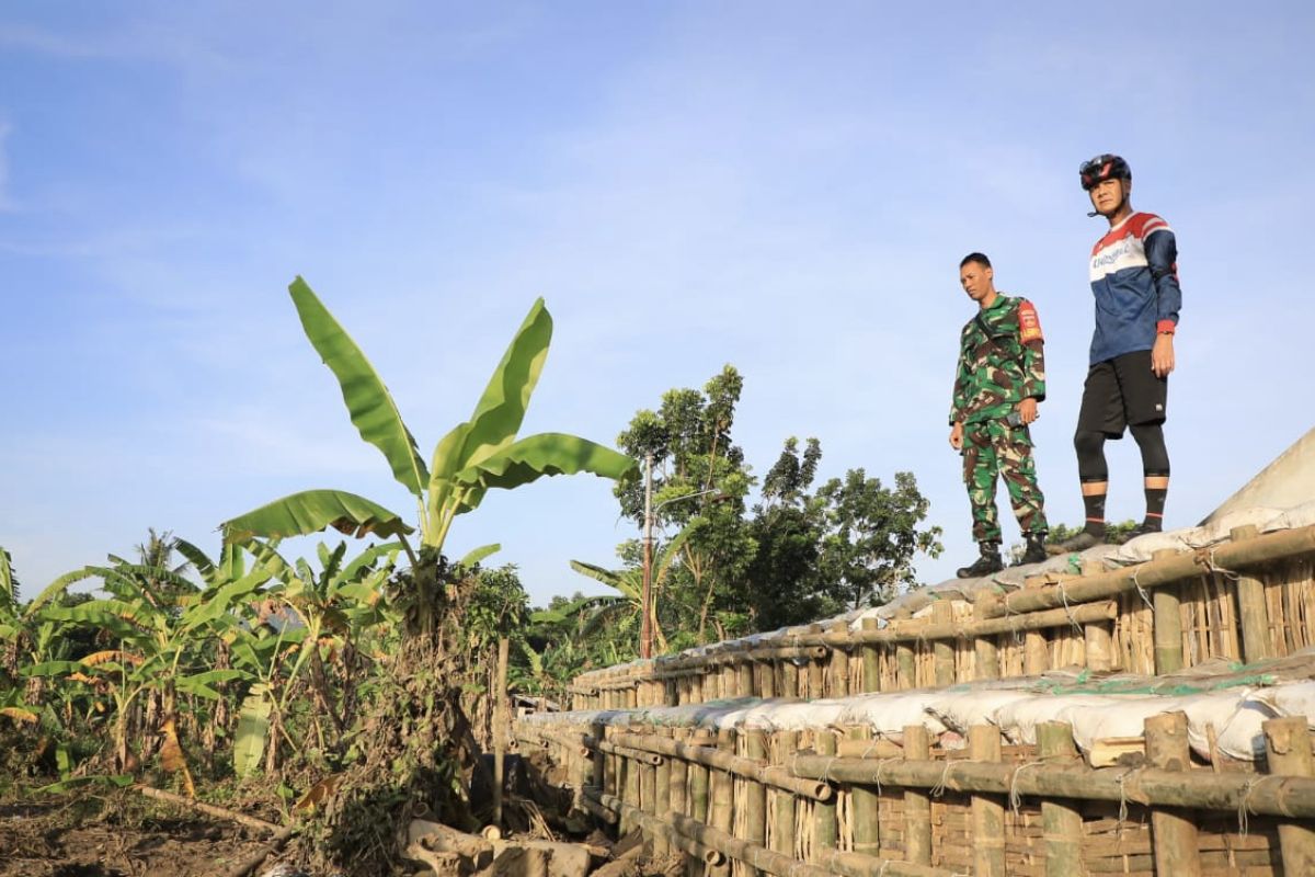 Ganjar minta Pemkot Semarang perbarui konstruksi tanggul  Sungai Babon - Sungai Pengkol